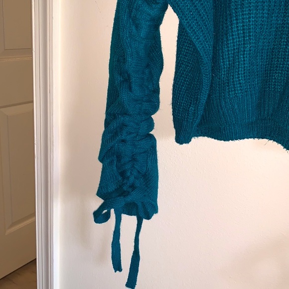 NWOT LF | Emma & Sam Cropped Ruched Sleeve Sweater - Picture 5 of 6